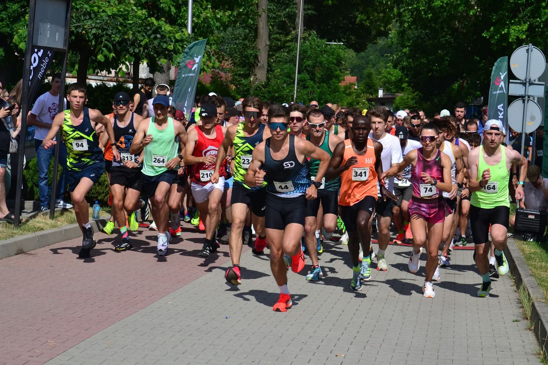 Start biegu ulicznego – zawodnicy SD Training w stawce