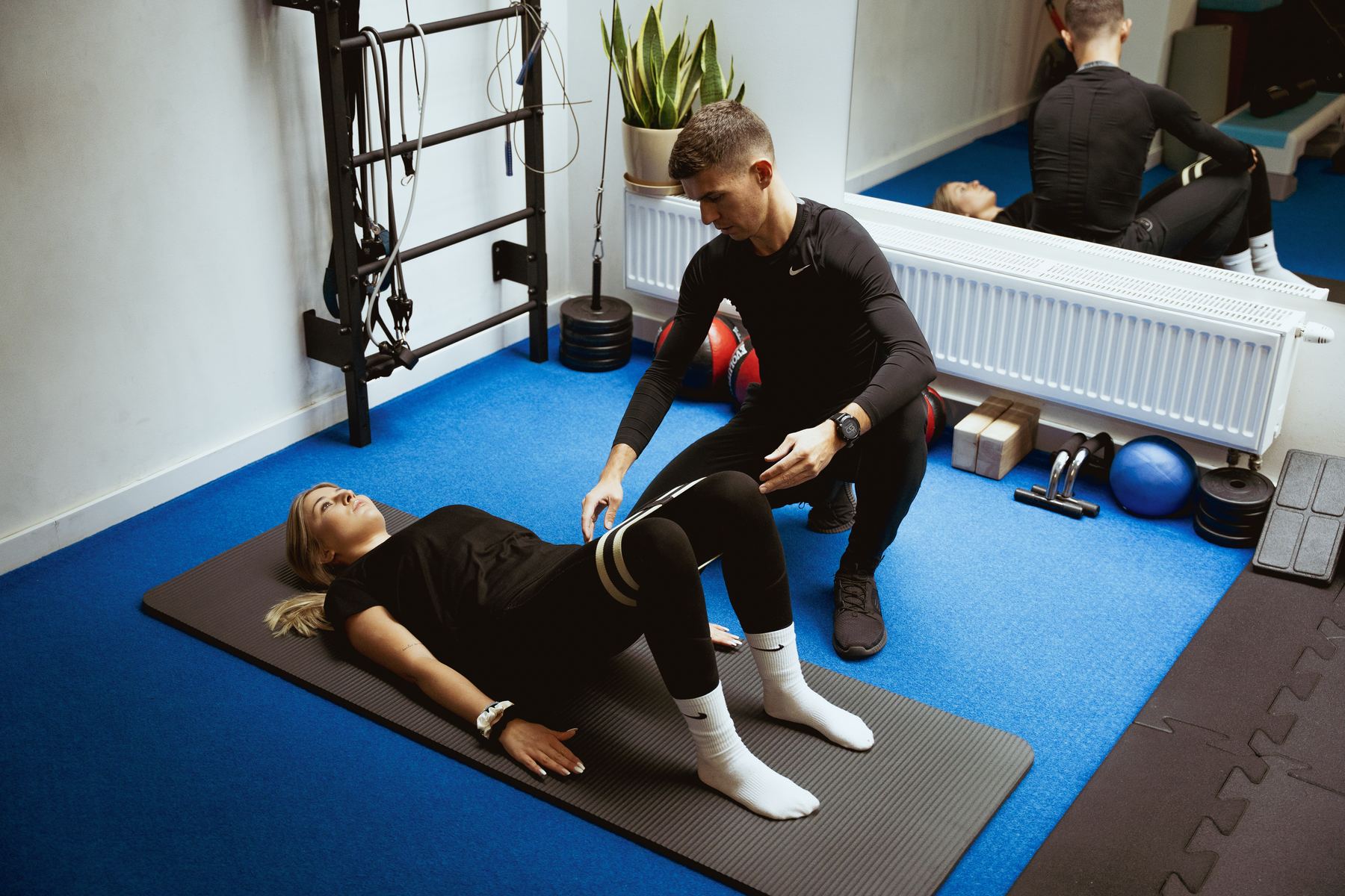 Trening medyczny – praca nad mobilnością biodra na macie